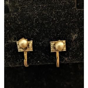Antique Basket Set Pearl Screw On Earrings